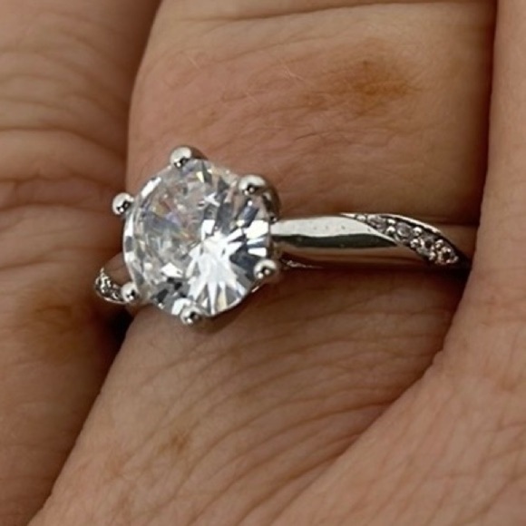 Solitaire Large Size Crystal & Small Crystals On Sides set in Sterling - Picture 14 of 16